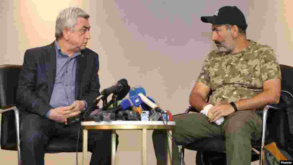 El diputado opositor armenia Nikol Pashinyan (d) y el primer ministro Serzh Sargsyan se reunieron 3 minutos.