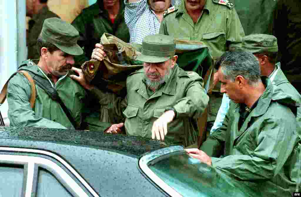 Fidel Castro acompañado de su escolta. El ex jefe de grupo de su seguridad personal afirma que nunca salía con menos de diez guardaespaldas.