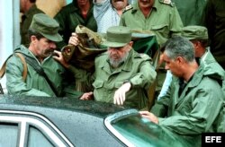 Fidel Castro acompañado de su escolta.