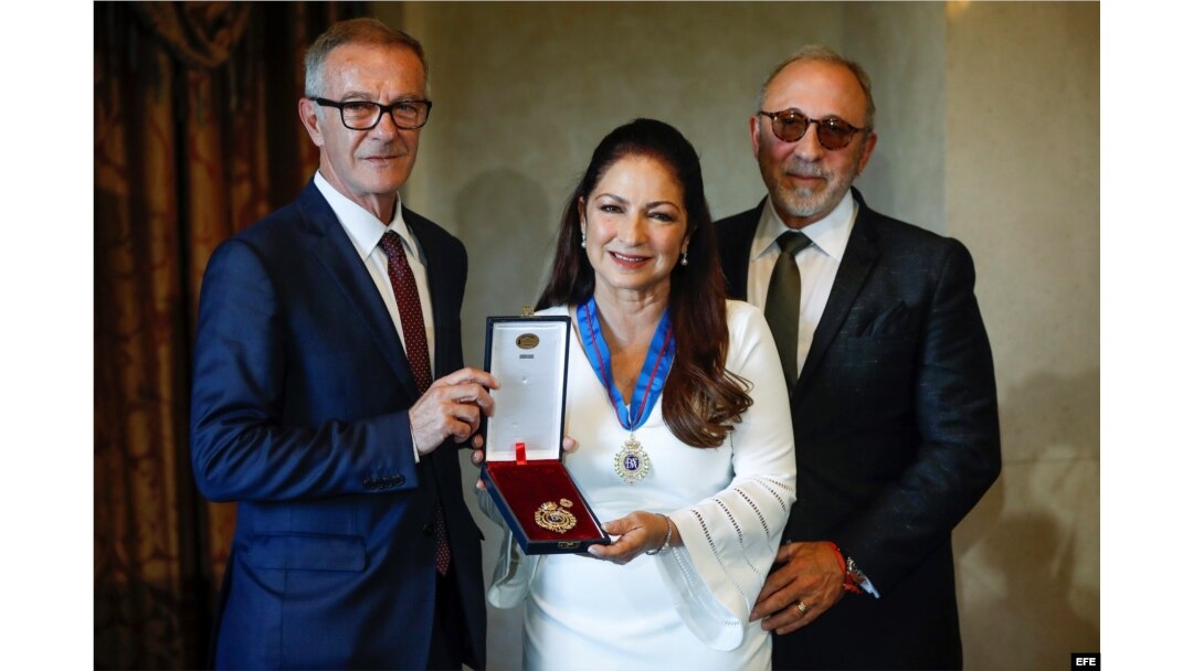 El ministro de Cultura José Guirao (i), la cantante, compositora y actriz cubanoamericana, Gloria Estefan, y el músico y, productor y marido de la cantante Emilio Estefan.