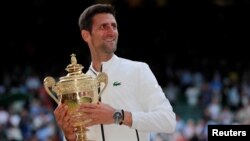 Novak Djokovic con el trofeo de Wimbledon. REUTERS/Andrew Couldridge.