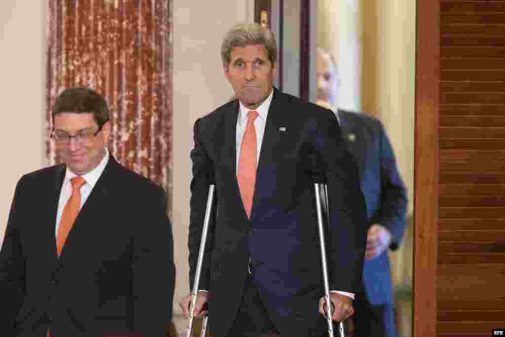 El secretario de Estado de EEUU John Kerry y el ministro cubano de Relaciones Exteriores, Bruno Rodríguez (d-i), salen después de ofrecer una rueda de prensa.