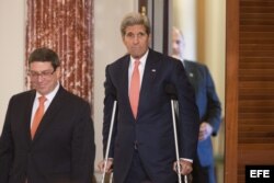 El secretario de Estado de EE.UU., John Kerry (d), y el ministro cubano de Relaciones Exteriores, Bruno Rodríguez (i), salen después de ofrecer una rueda de prensa.