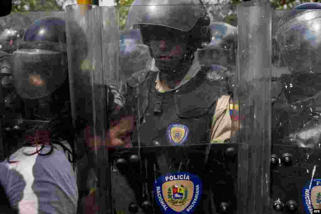 La PNB se apostó en el acceso a la UCV&nbsp; e impidió que la multitudinaria marcha que procedía de Bello Monte llegara hasta la Defensoría, en la plaza Morelos.