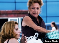 Actriz cubana Lynn Cruz (izq.) junto a Coralita Veloz en "Larga Distancia", del director Esteban Insausti