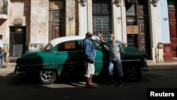 Un taxista conversa en una calle de La Habana en medio de las restricciones por el rebrote de coronavirus. (REUTERS/Stringer)