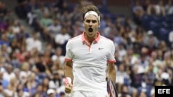 El suizo Roger Federer celebra tras vencer al estadounidense John Isner.