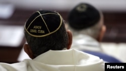 Miembros de la comunidad judía atienden el servicio religioso en la Sinagoga Adath Israel, en La Habana. (REUTERS/Claudia Daut/Archivo)