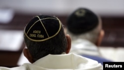 Miembros de la comunidad judía atienden el servicio religioso en la Sinagoga Adath Israel , en La Habana. (REUTERS/Claudia Daut/Archivo)