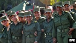 Un grupo de cadetes cubanas bromean durante un descanso. 