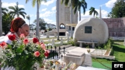 Pilar Córdoba ante tumba de Fidel Castro