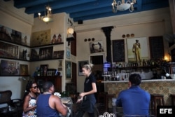Varias personas permanecen en un café el 1 de agosto de 2017, en La Habana (Cuba).