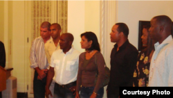 Los visitantes comparten con deportistas cubanos.