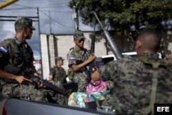 Un grupo de soldados resguardan la entrada a las bodegas de Tribunal Supremo Electoral (TSE), en Tegucigalpa (Honduras).