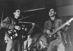 En esta foto de 1969, Mike Porcel (izq) junto al bajista Raúl Pastora en Los Dada.