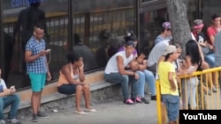 Reporta Cuba Jóvenes conectándose a Wi Fi en areas de la cpaital donde ofrecen el servicio.