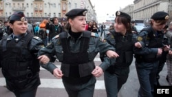 Policías rusas acordonan la zona para impedir que curiosos y periodistas observen una manifestación gay no autorizada en Rusia.