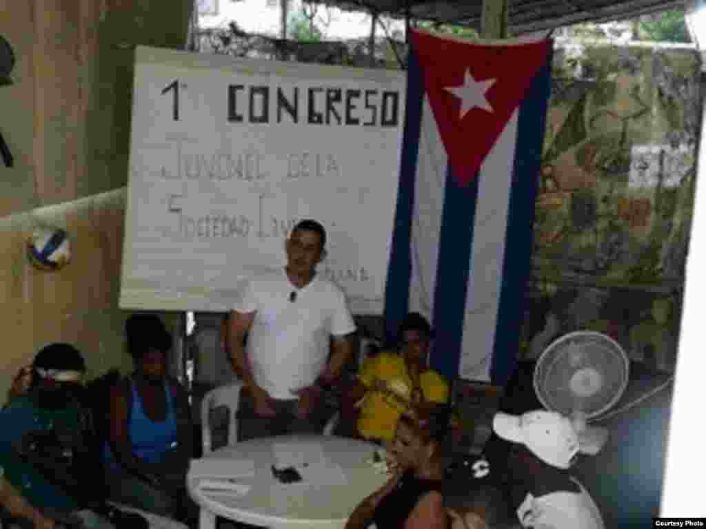 Jóvenes cubanos celebran su primer congreso independiente. 