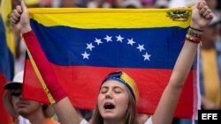 Cientos de personas participaron este sábado en una manifestación religiosa por la paz en Caracas, Venezuela.
