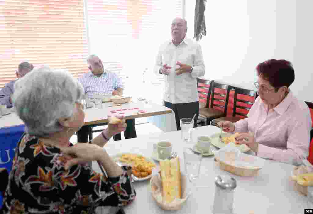 Al fondo a la derecha, el exprisionero político cubano y escritor, Ernesto Díaz, rinde el informe del Pen Club de Escritores Cubanos en el Exilio durante el desayuno efectuado en el Restaurant Fraga de la Ciudad de Miami. Foto Roberto Koltún OCB Staff.