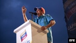 El candidato presidencial de la oposición venezolana, Henrique Capriles Radonski, pronuncia un discurso ante seguidores el jueves 4 de abril de 2013.de Bolívar en Maracay (Venezuela). Capriles instó a sus seguidores a convertir el rechazo a lo que percibe