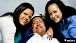 La foto de Chávez y sus hijas Rosa Virgina y María Gabriella.