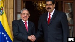 Nicolás Maduro recibe al gobernante cubano Raul Castro.
