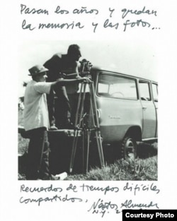 En la foto, Fausto Canel y Néstor Almendros filman "El tomate", un documental didáctico. Finales de octubre de 1959, en Camagüey. A Néstor se le ve al mando de su inseparable cámara Bolex.