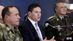 Foto de archivo. El ministro de Defensa de Colombia, Juan Carlos Pinzón (c), ofrece unas declaraciones a la prensa acompañado por los altos mandos militares.