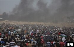 Cientos de palestinos congregados este lunes tras las protestas convocadas cerca de la frontera con Israel, en el este de la franja de Gaza.