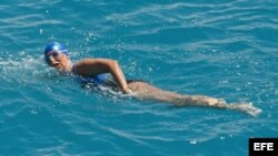 Fotografía facilitada por el departamento de Florida Keys que muestra a la nadadora estadounidense Diana Nyad.