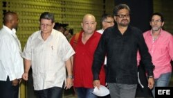 El equipo negociador de las FARC, encabezado por Luciano Marín Arango alias "Iván Márquez" (segundo de der. a izq.)