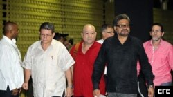 El jefe del equipo negociador de las Fuerzas Armadas Revolucionarias de Colombia (FARC), Luciano Marín Arango (d), alias Iván Márquez.