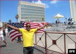 Daniel Llorente frente a la Embajada de EEUU en La Habana, el 14 de agosto de 2015. (Captura de Foto publicada en OnCuba)
