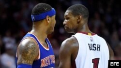 Carmelo Anthony (i) de los Knicks de Nueva York y Chris Bosch (d) del Heat de Miami.