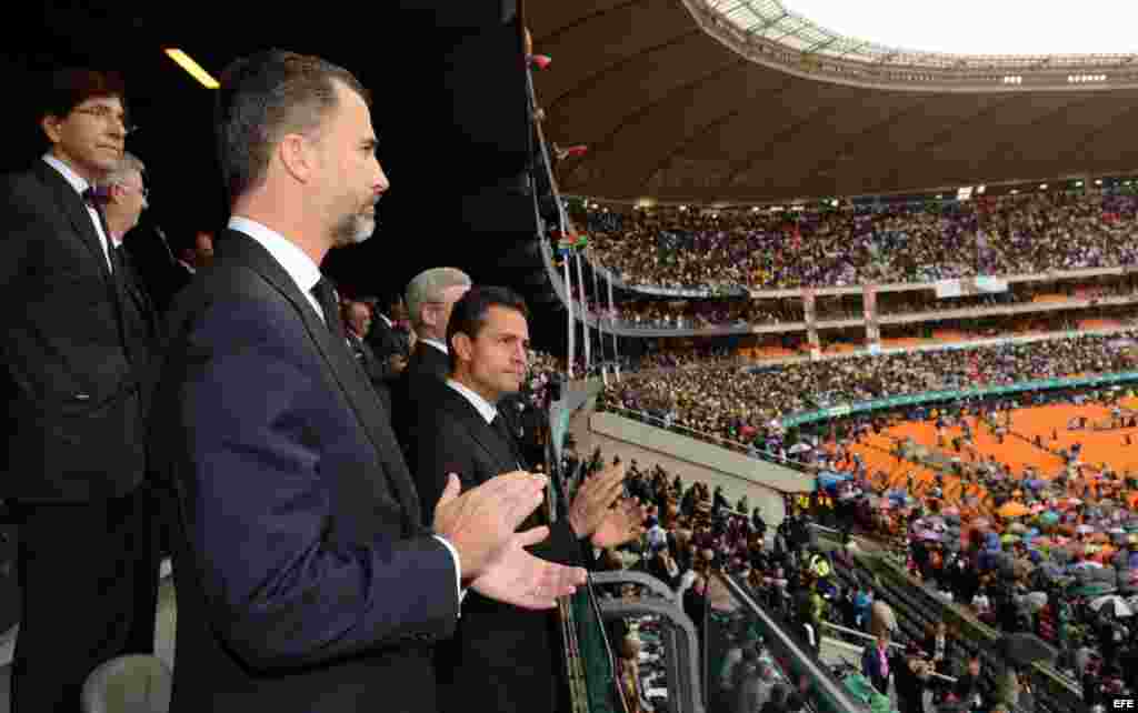 Príncipe de Asturias, Felipe de Borbón (2i), junto al presidente de México, Enrique Peña Nieto (c), hoy, martes 10 de diciembre de 2013, durante el servicio religioso en memoria del fallecido exmandatario Nelson Mandela, celebrado en el estadio FNB de Sow