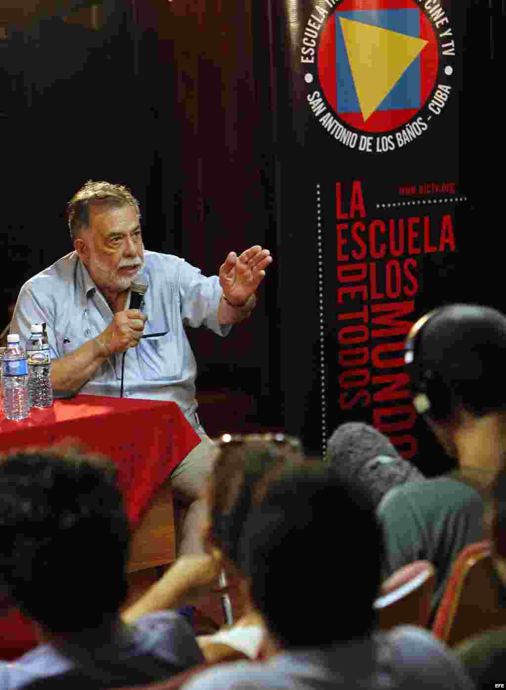 El realizador estadounidense Francis Ford Coppola es visto hoy, martes 14 de julio del 2015, durante una charla con los estudiantes de la Escuela Internacional de Cine de La Habana en La Habana (Cuba).