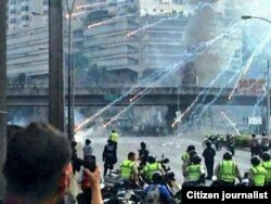 En Venezuela fueron reprimidos con gases lacrimógenos y perdigones los manifestantes que bloquearon la autopista caraqueña Prados del Este el 03/26/2014