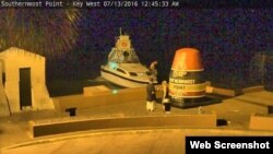 Imagen tomada por cámara de seguridad ubicada en el Southermost Most Point. Key West