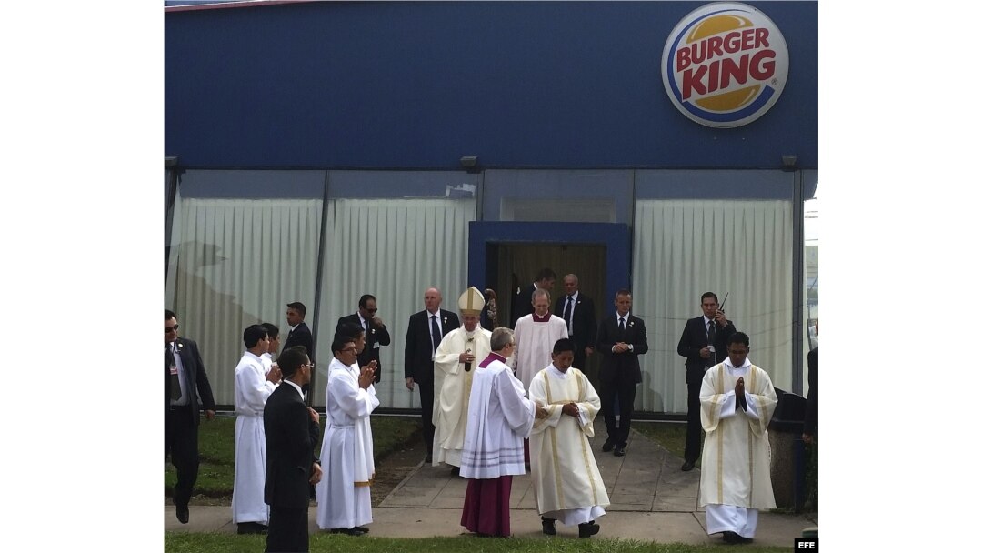 El papa Francisco utiliza un local con el emblema del Burger King como sacristia antes de la misa.