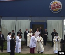 El papa Francisco utiliza un local con el emblema del Burger King como sacristia antes de la misa.