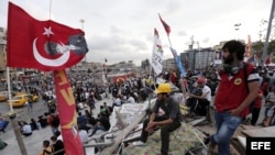 Varios activistas turcos ondean bandera nacionales en el parque Gezi, situado junto a la plaza Taksim, en Estambul, Turquía.