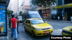 Un taxi circula por una ciudad brasileña. Fotografía de archivo.