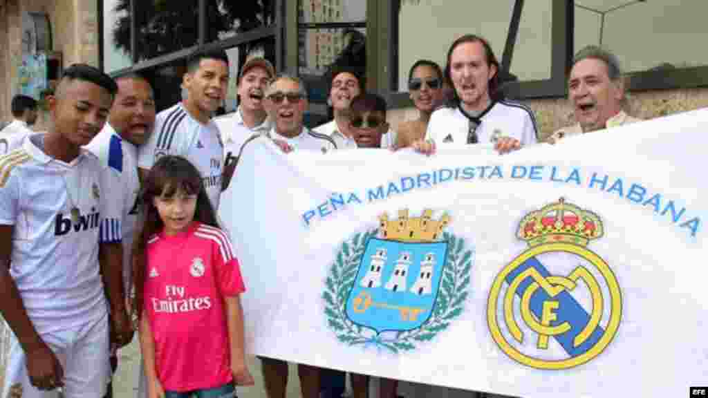 Integrantes de la peña del Real Madrid posan para la fotografía hoy momentos antes de comienzo del partido.