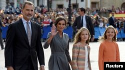 El Rey Felipe VI y la reina Letizia, junto a sus dos hijas, las princesas Leonor y Sofía. (REUTERS/Eloy Alonso)