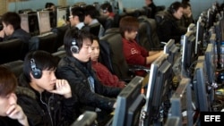 Jóvenes chinos en un cibercafé en Pekín, China. 
