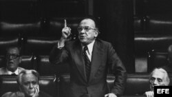 Fotografía de archivo, del 26 de julio de 1977, del histórico dirigente del PCE Santiago Carrillo durante una intervención en el pleno del Congreso de los Diputados. 