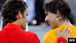 De izquierda a derecha, Federer y Nadal.