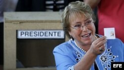 La candidata por Michelle Bachelet emite su voto, hoy 15 de diciembre de 2013.
