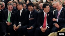  El Rey Juan Carlos conversa con el presidente de Paraguay Horacio Cartes (2d), junto a los presidentes de Colombia, Juan Manuel Santos (i); Ecuador, Rafael Correa (2i), y Bolivia, Evo Morales (c), durante la toma de posesión de Mauricio Macri como nuevo 